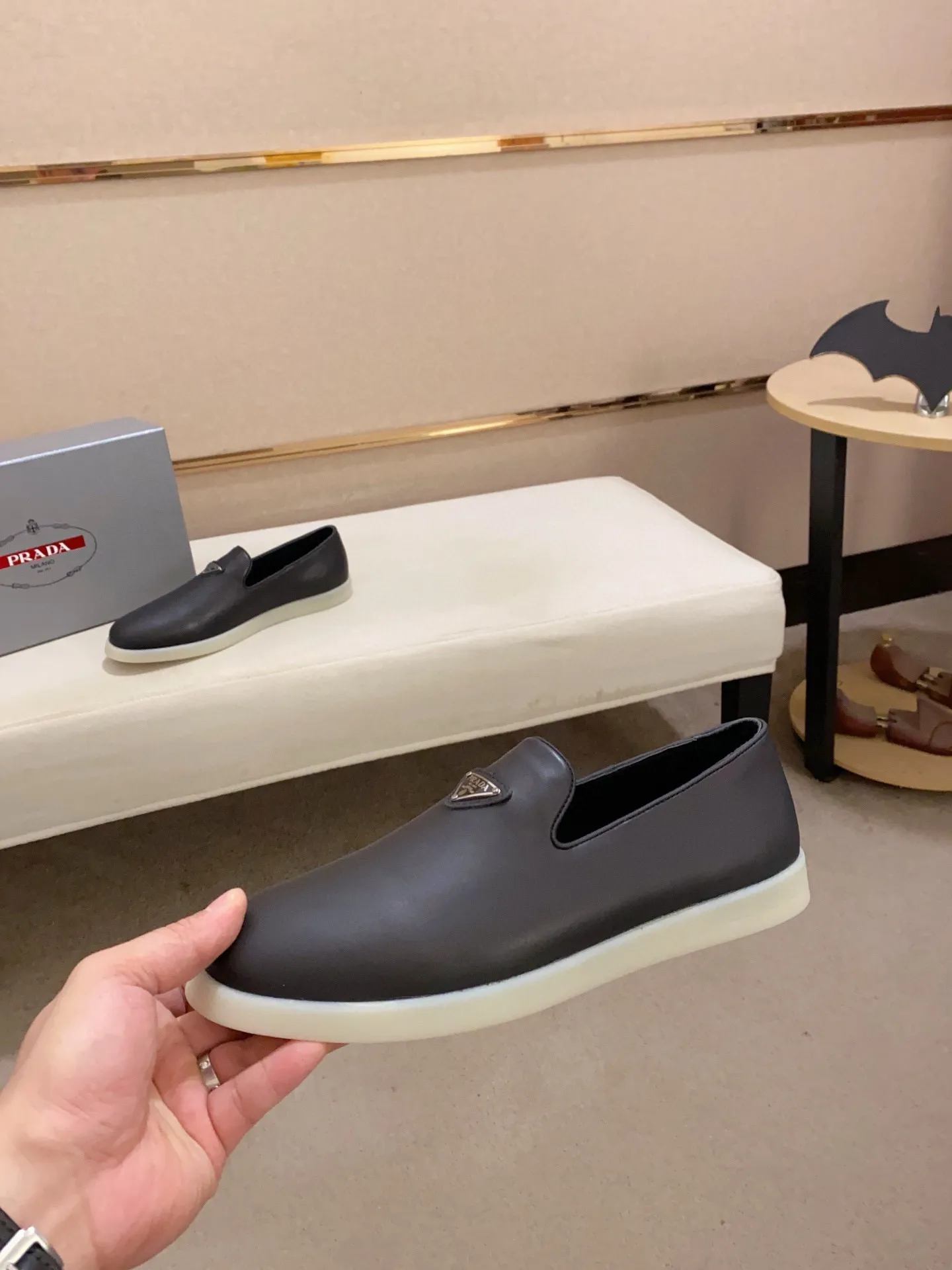 Men's shoes 💰 580💰 ✔️✔️✔️High-quality new PRADA counters are launched at the same time. The new men's shoes and 😘fabrics are selected from high-silk bald cowhide and are made by pure handicrafts. Lining: Full cowhide lining. 👍🏿 High-end ☄️ air-cushion molded anti-slip rubber outsole, exquisite lines, simple and elegant, comfortable and high-end for leisure travel. Code number: 38 to 44 (45 can be customized)